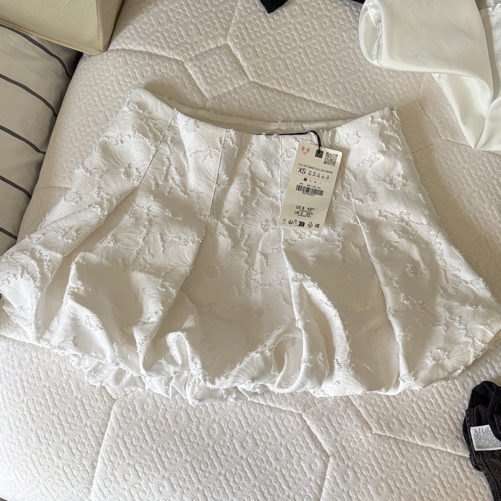 Zara White Floral Textured Bubble Mini Skirt